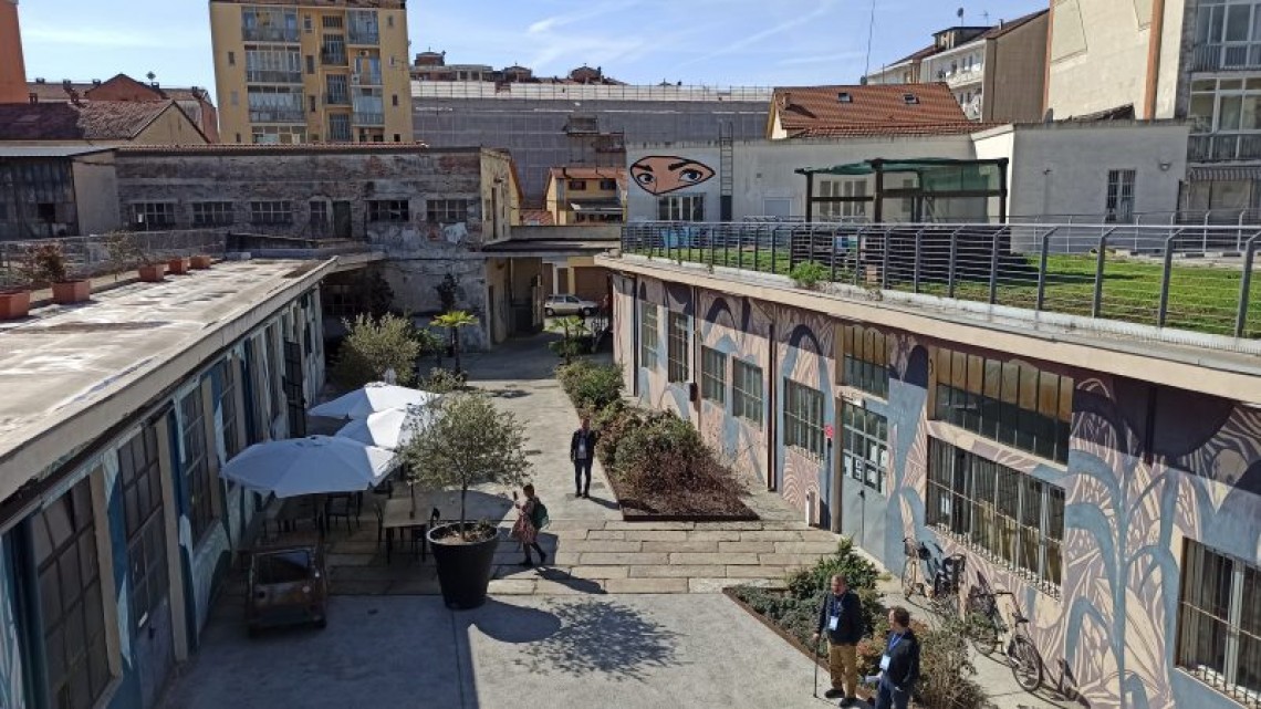 BeeOzanam, o clădire cu multe utilizări, cu grădină pe acoperiș, în Turin. [Sursa foto: Silvia Ellena]