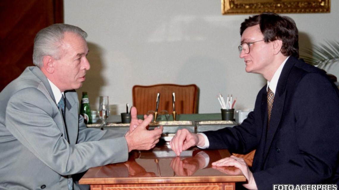 Instalarea noului premier după alegerile din 1996: Victor Ciorbea (foto dreapta) discută cu Nicolae Văcăroiu (stânga)