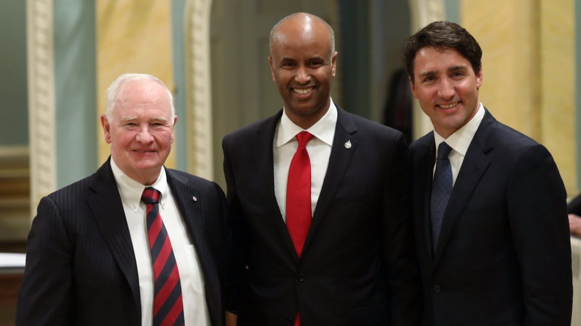 Ahmed Hussen (în centru), alături de premierul Trudeau și fostul ministru al Imigrației, John McCallum/ Sursa foto: Twitter