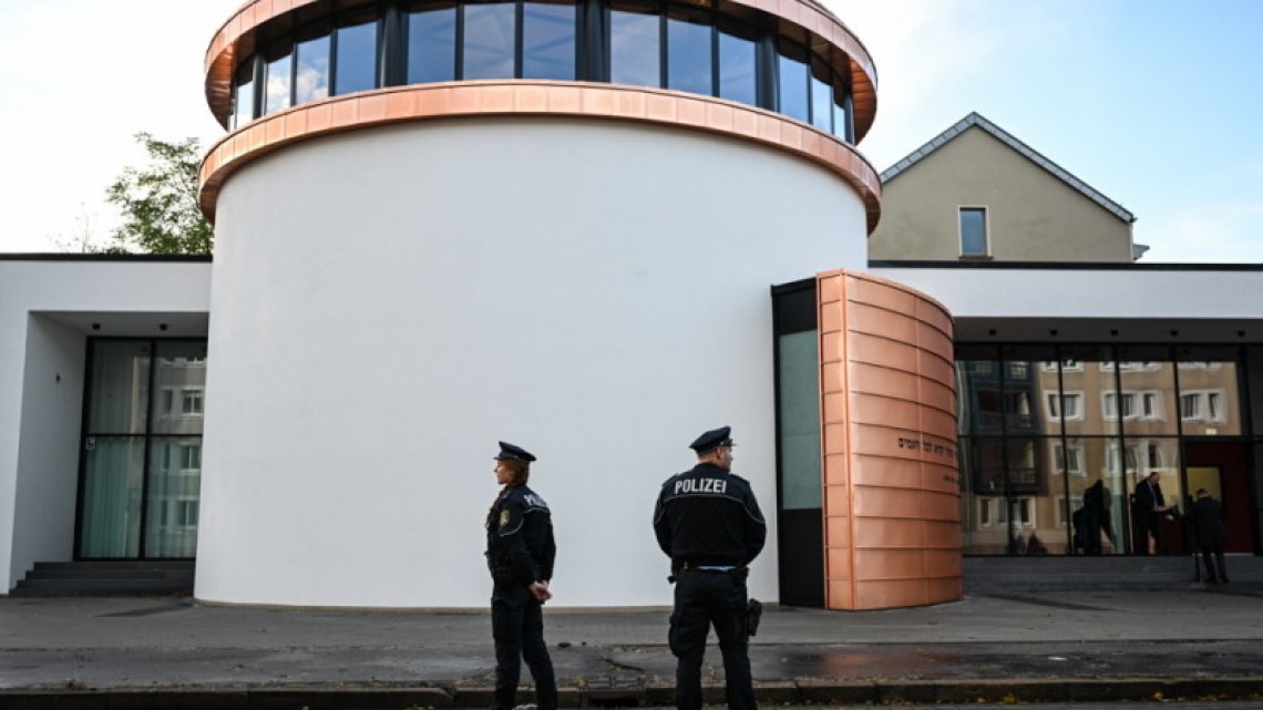 Poliția păzește sinagoga Weill Synagogue din Dessau, 22 octombrie 2023