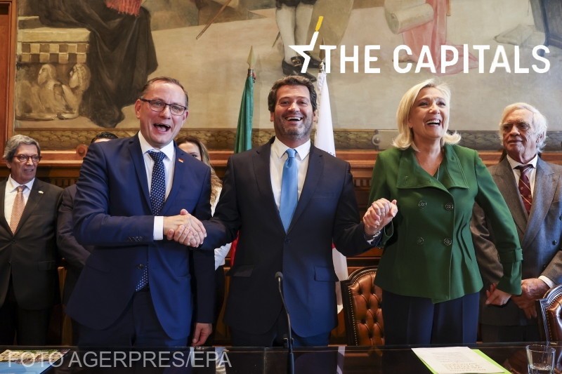 Liderul partidului portughez de extremă-dreapta Chega, Andre Ventura (centru), îi salută pe liderul grupului parlamentar francez din Rassemblement National, Marine Le Pen (dreapta), și pe politicianul german de extremă-dreapta Alternativa pentru Germania (AfD) Tino Chrupalla (stânga), la finalul unei conferințe de presă comune susținute în Parlamentul portughez, la Lisabona, Portugalia, 24 noiembrie 2023.