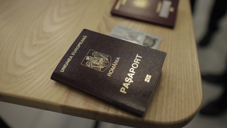 Românii, controlați pe aeroporturile din Europa, deși suntem în "Air Schengen", spune un eurodeputat