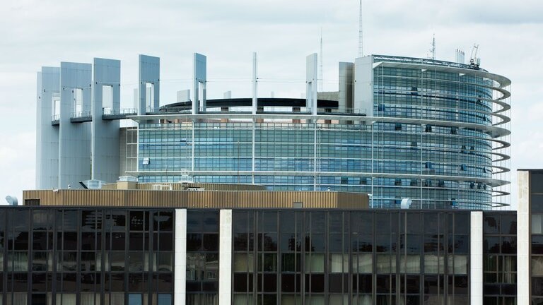 Procurorii belgieni anchetează europarlamentari suspectați că au fost mituiți de Moscova