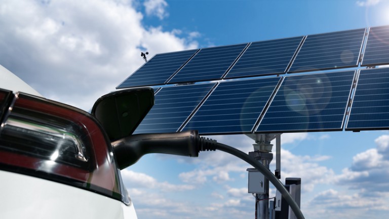 Ajutor de până la 150.000 euro în HoReCa pentru panouri fotovoltaice și stații de mașini electrice