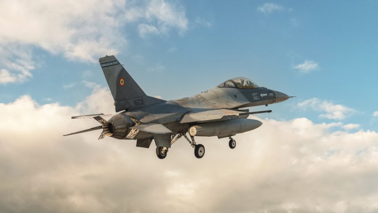 Le Monde: Se așteaptă ca România să găzduiască ultima fază a antrenării piloților ucraineni pe F-16