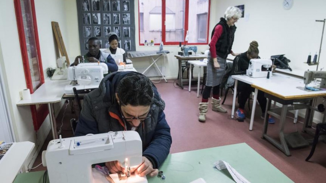 Un refugiat sirian urmează cursuri de croitorie, într-un atelier al organizației non-guvernamentale Naomi, la Salonic