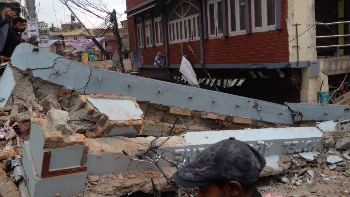 Sursa foto: Clădiri dărâmate în urma seismului din 2015- Krish Dulal/commons.wikimedia.org