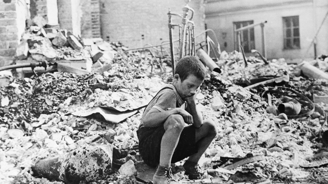 Un copil supraviețuitor al bombardamentelor germane asupra Varșoviei, 1939. Sursa foto: Julien Bryan/commons.wikimedia.org