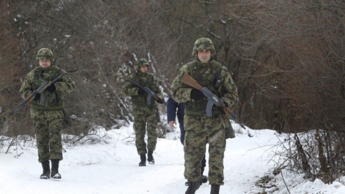 Militari sârbi la granița cu Bulgaria. Sursa foto: EPA/EurActiv.com